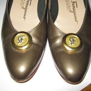 Ferragamo Pewter Gold Pumps w/ Gold Hardware - Size 8.5 AAA -1.5" Heel